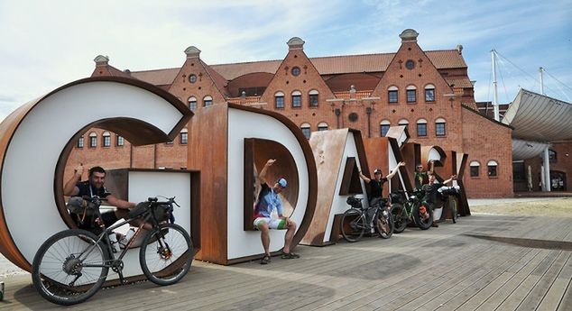 Zdjęcie z ubiegłorocznej edycji wyścigu. Kolarze na mecie zawodów w Gdańsku. Fot. Materiały organizatora Rowerowego Maratonu Wisła 1200