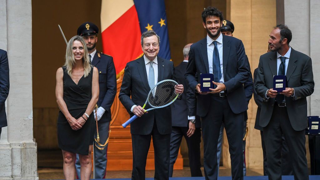 premier Włoch Mario Draghi (drugi z lewej) oraz Matteo Berrettini (trzeci z lewej)
