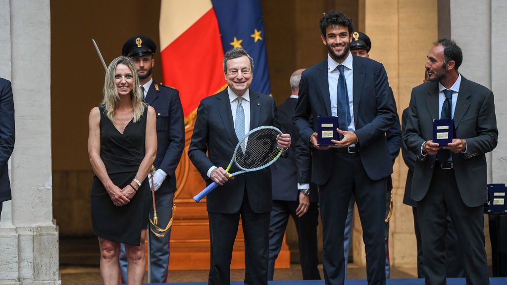 Getty Images /  Alberto Lingria/AM POOL / Na zdjęciu: premier Włoch Mario Draghi (drugi z lewej) oraz Matteo Berrettini (trzeci z lewej)