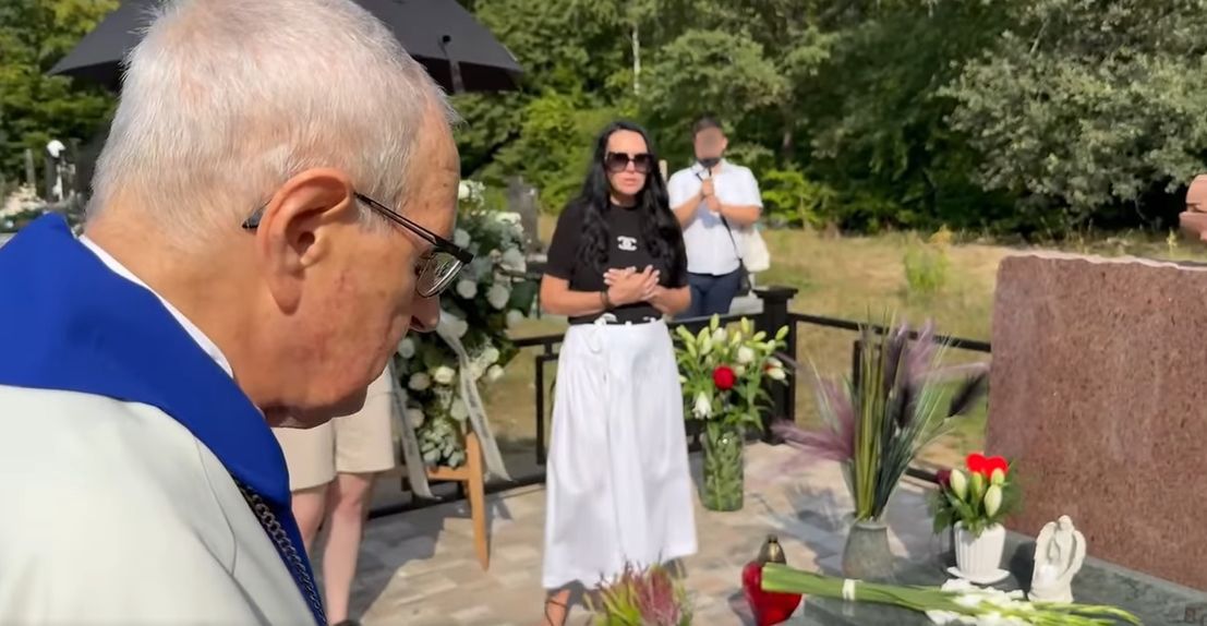 Ewa Krawczyk nad grobem męża.