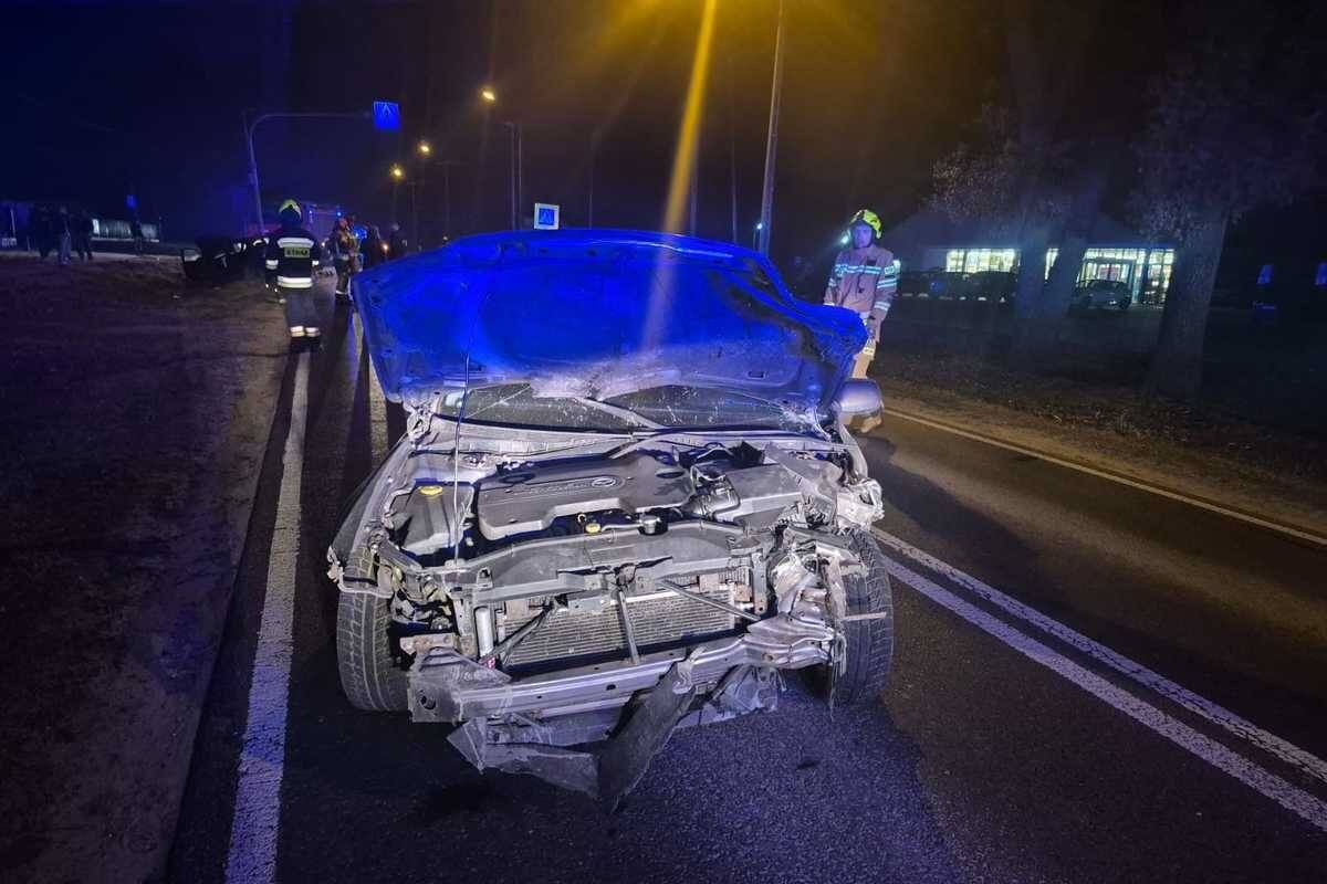 Rozbity samochód na pasie drogowym