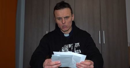 Zrobił to na oczach wszystkich. Ksiądz otworzył koperty z pieniędzmi