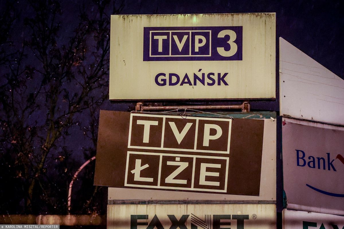 Szyld TVP Gdańsk oklejony banerem protestacyjnym 