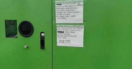Dwie karteczki na butelkomacie. Ujęcia sprzed Biedronki