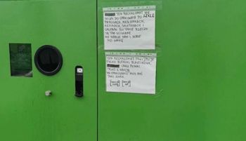 Dwie karteczki na butelkomacie. Ujęcia sprzed Biedronki