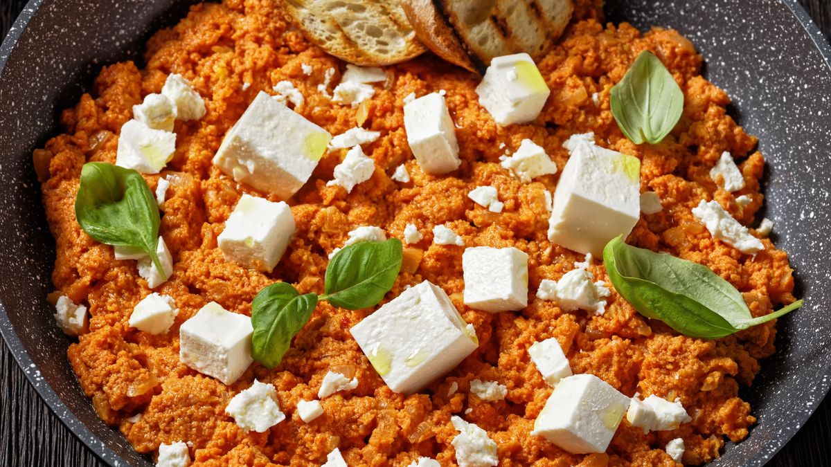 Grecka jajecznica z fetą i pomidorami