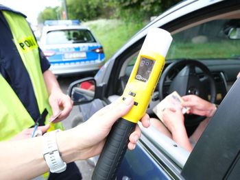 Wsiadł za kierownicę bez uprawnień i z dwoma promilami we krwi. Wraz z żoną jechali na wesele