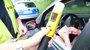 Wsiadł za kierownicę bez uprawnień i z dwoma promilami we krwi. Wraz z żoną jechali na wesele