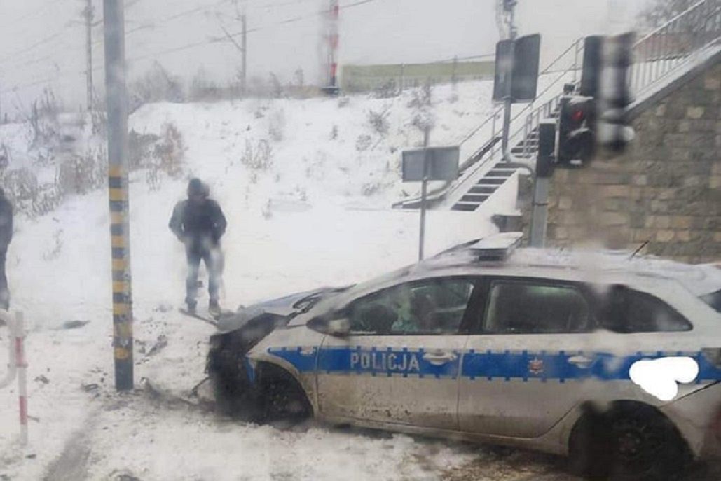 Radiowóz wjechał na czerwonym świetle. Policjant dostał mandat. Zdjęcie: 112malopolska.pl