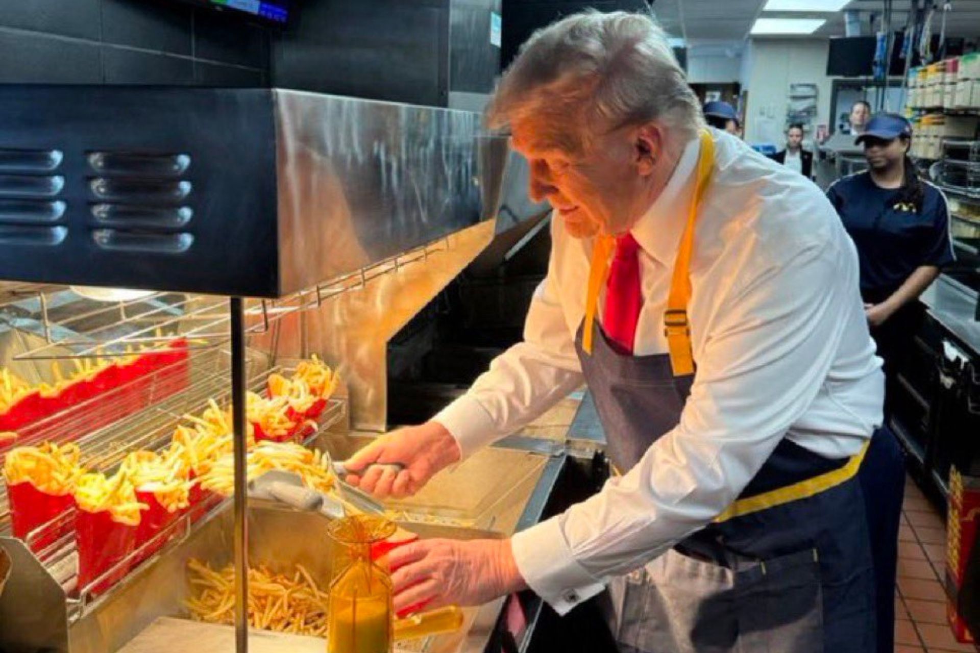 Donald Trump serowował dania w McDonald's. Restauracja miała pro