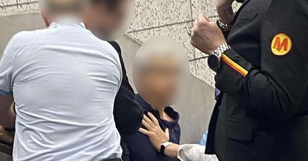 Wskoczył pod pociąg. "Wstał, otrzepał się". Incydent w Warszawie
