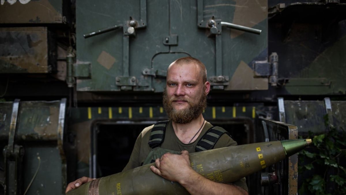 Ukraiński artylerzysta trzymający pocisk  M549A1.