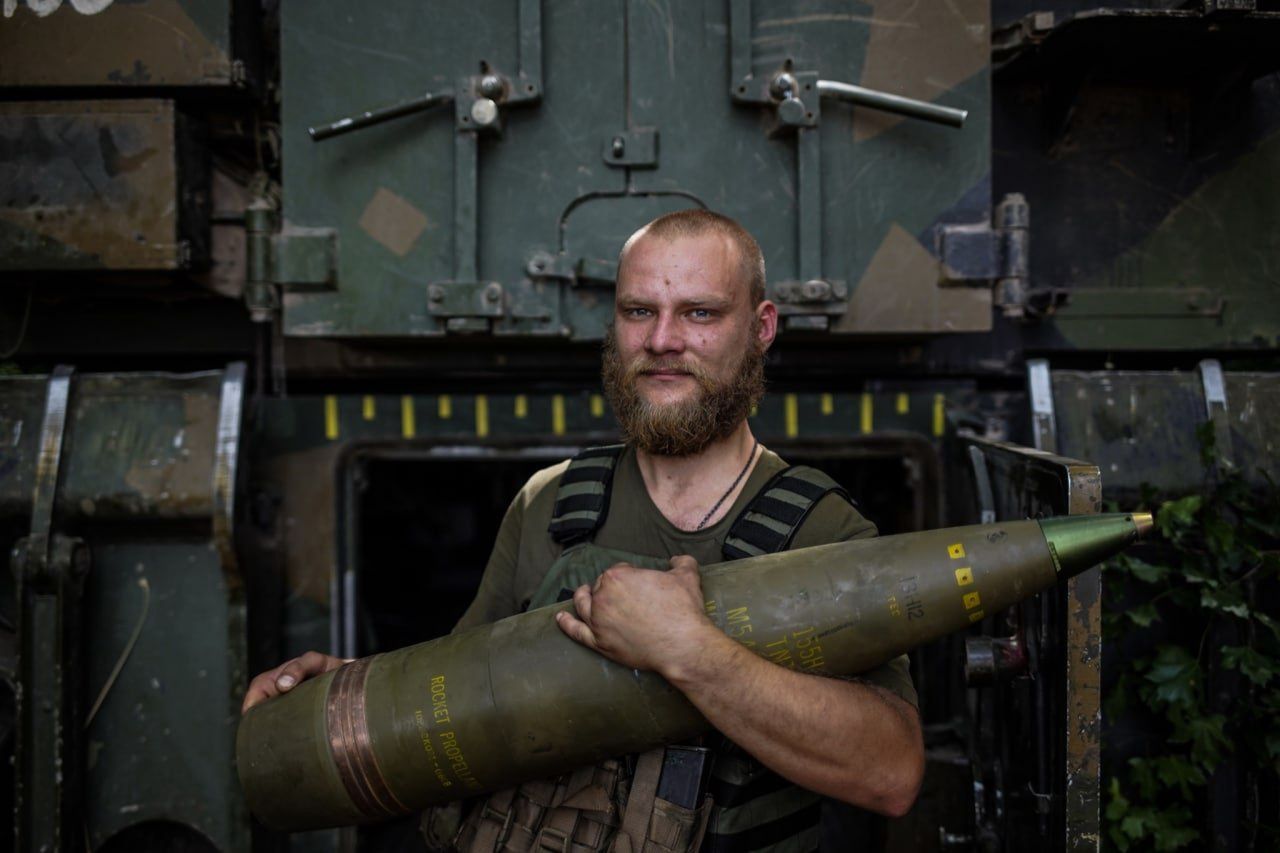 A Ukrainian artilleryman holding an M549A1 shell.