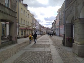 Lockdown w Olsztynie. Leniwe spacery nad jeziorem i na starówce. Burzą się przedsiębiorcy