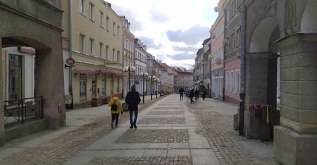Lockdown w Olsztynie. Leniwe spacery nad jeziorem i na starówce. Burzą się przedsiębiorcy