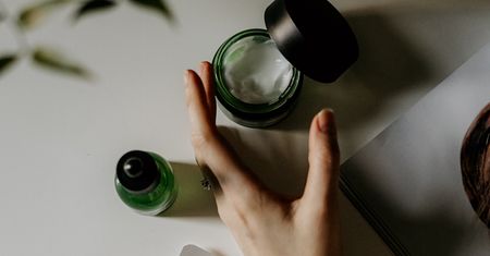 Te kremy przez noc idealnie nawilżą twoją skórę. Internauci je uwielbiają