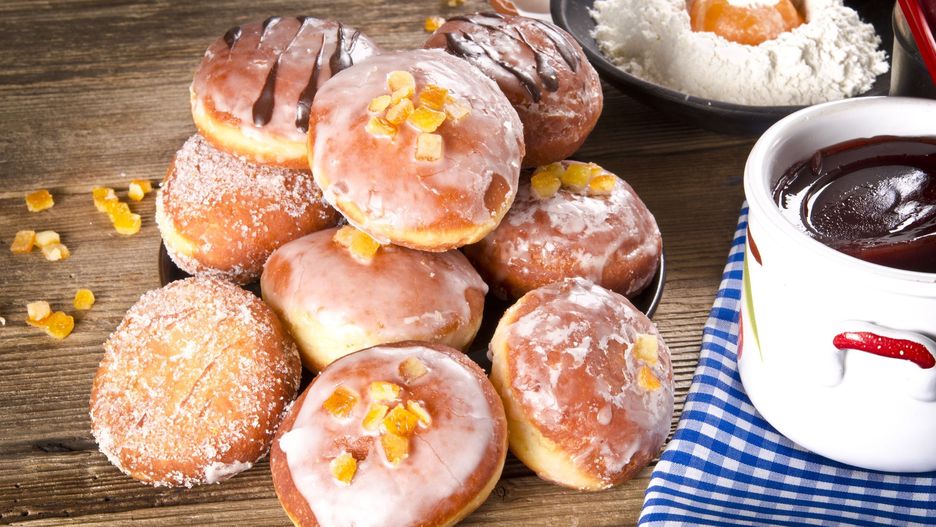 Pączki na stole