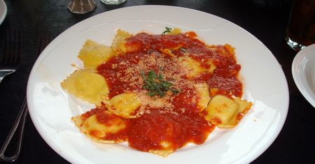 Ravioli z serem z sosem marinara