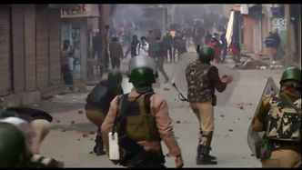 Policja użyła gazu łzawiącego, żeby rozpędzić demonstrantów w Kaszmirze