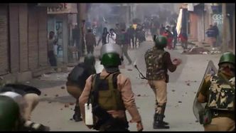 Policja użyła gazu łzawiącego, żeby rozpędzić demonstrantów w Kaszmirze