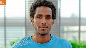 Yared Shegumo ze srebrem na szyi