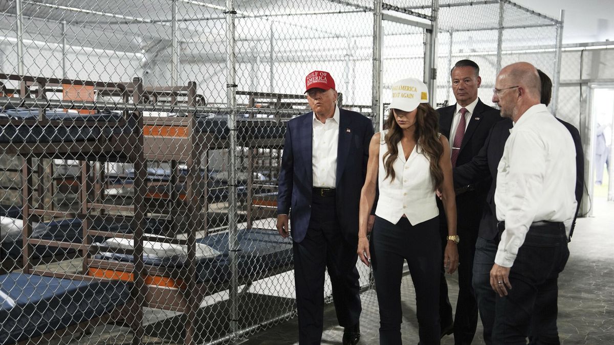 USA: Powstaną kolejne ośrodki jak "Aligatorowe Alcatraz". Na zdjęciu Donald Trump i Kritsi Noem na otwarciu ośrodka na Florydzie