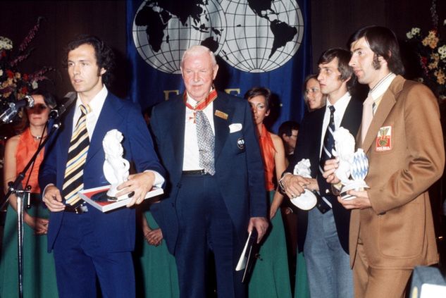 Franz Beckenbauer (pierwszy z lewej), Johan Cruyff (drugi z prawej) i Kazimierz Deyna (pierwszy z prawej), czyli najlepsi piłkarze świata w 1974 roku / fot. GettyImages