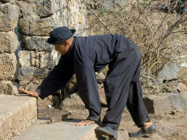 Dziwny przypadek tureckiej rodziny. Część z nich chodzi na czworaka