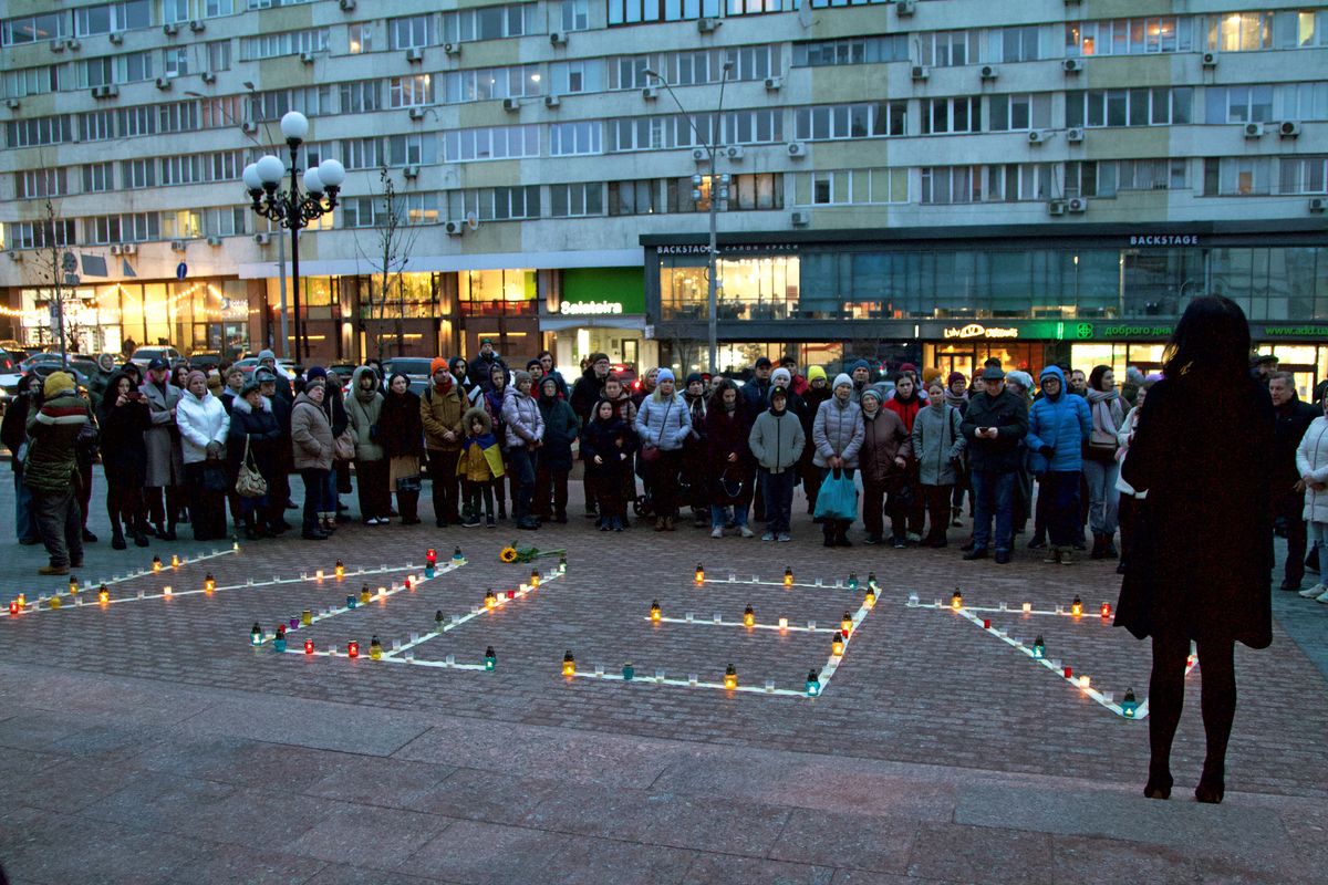 
Ukraina nie zapomni ofiar rosyjskiego bombardowania Donieckiego Akademickiego Regionalnego Teatru Dramatycznego, który służył jako schron przeciwlotniczy podczas oblężenia Mariupola w obwodzie donieckim 16 marca 2022 roku. W tym roku w Kijowie zorganizowano wiec pamięci