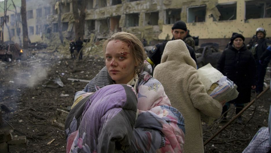Wojna w Ukrainie - ostrza? MariupolaMariana Vishegirskaya stands outside a maternity hospital that was damaged by shelling in Mariupol, Ukraine, Wednesday, March 9, 2022. Vishegirskaya survived the shelling and later gave birth to a girl in another hospital in Mariupol. (AP Photo/Mstyslav Chernov)AP