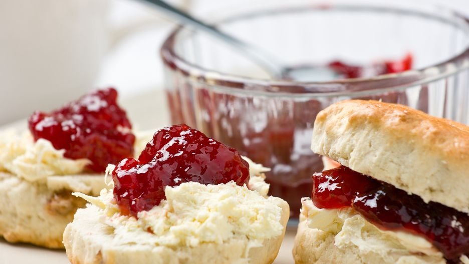 Scones z dżemem i twarożkiem
