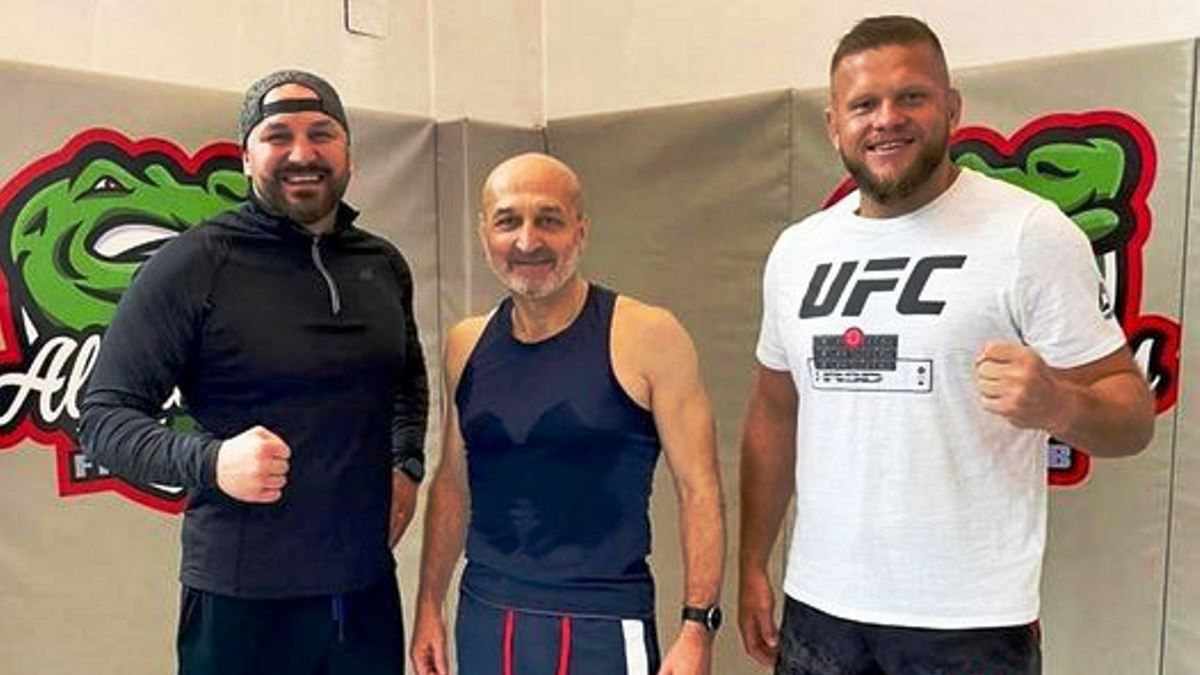 Kazimierz Marcinkiewicz (w środku) wraz z trenerem Robertem Złotkowskim i zawodnikiem MMA, Marcinem Tyburą (fot Facebook)