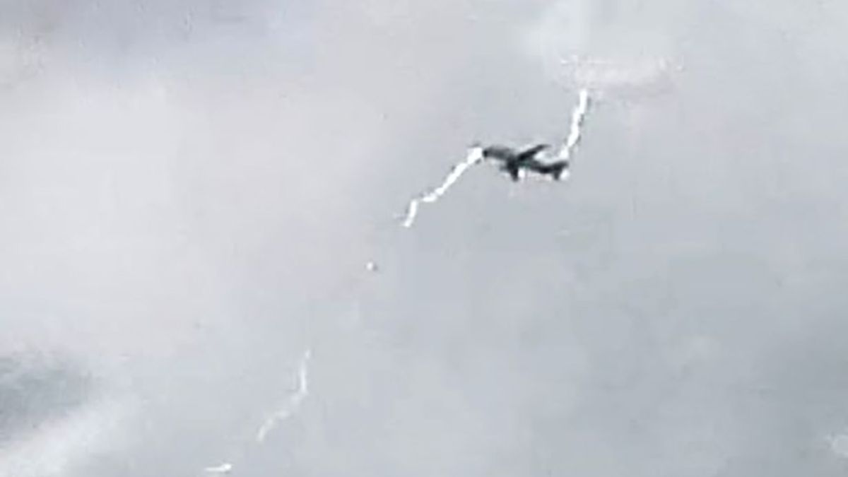 Piorun uderzył w samolot Airbus A300-600ST Beluga tuż po starcie