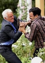 Ricardo Antonio Chavira jako Carlos Solis walczący podczas tornado z Victorem (John Slattery)