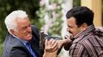 Ricardo Antonio Chavira jako Carlos Solis walczący podczas tornado z Victorem (John Slattery)