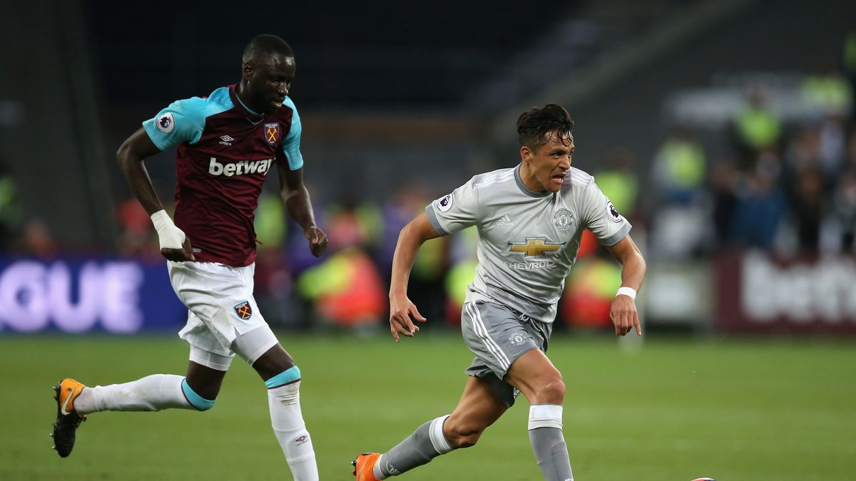 Getty Images / Alex Pantling / Na zdjęciu: Cheikhou Kouyate (po lewej) i Alexis Sanchez (po prawej)