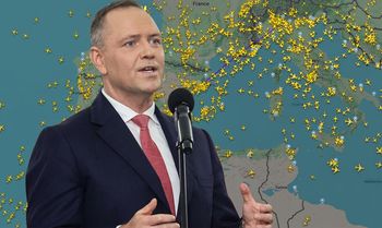 Flightradar24 pokazuje zwrot samolotu Nawrockiego. Prezydent przerywa podróż