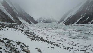Wyprawa na K2: Bielecki wyruszył z bazy. "Pogoda znośna, w ścianie walka"