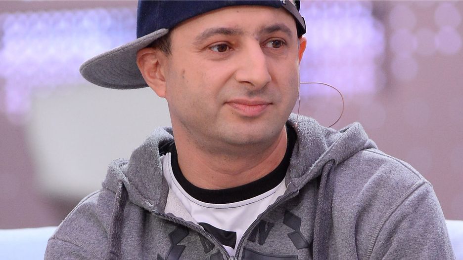 Wujek Samo Zło sprzedaje używane książki na ulicach stolicy