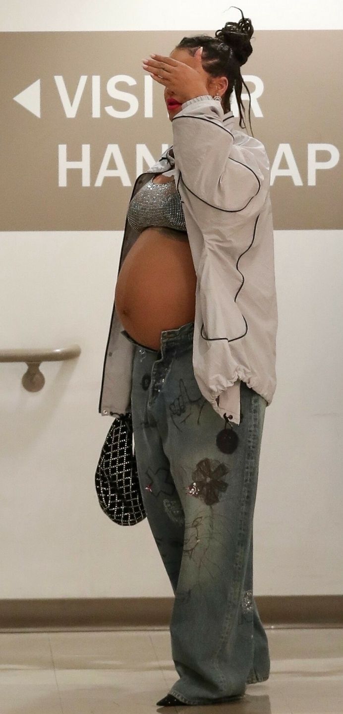 Ciężarna Rihanna zasłania twarz