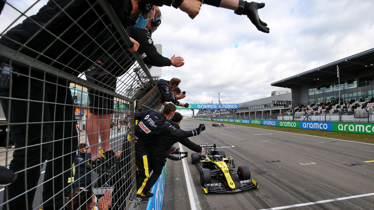 Renault świętujące podium Daniela Ricciardo