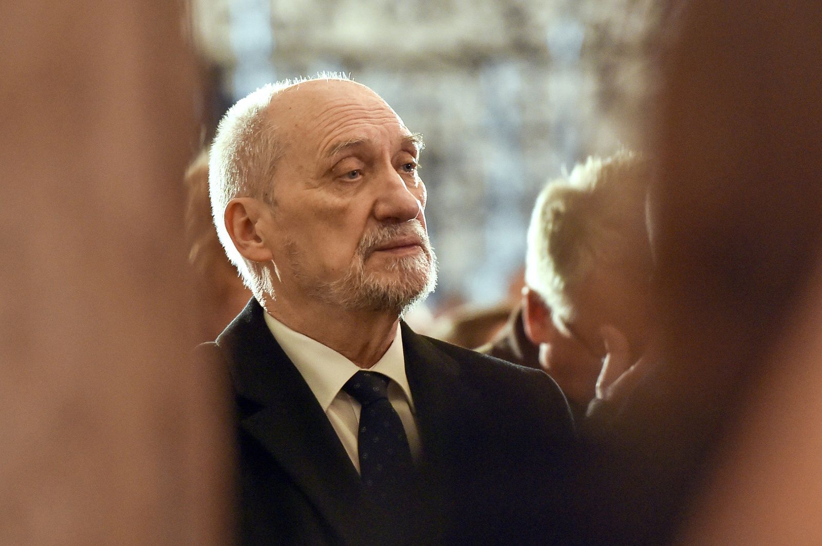 Macierewicz zablokował wyjazd. Strażnicy robili mu zdjęcia