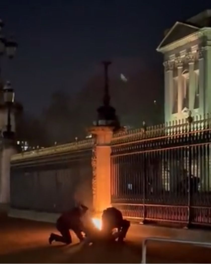 Mężczyzna podpalił bramę przed Pałacem Buckingham