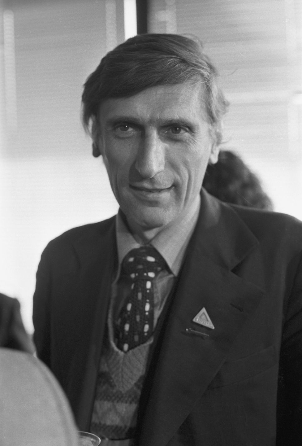 Powitanie na Ok�ciu uczestnik�w zimowej wyprawy na Mount EverestJan MorekAndrzej Zawada, grwr0218, himalaista, himalaizm, lata 80, lotnisko, Ok�cie, portret, powitanie, powr�t, PRL, wyprawa, wyprawa wysokog�rska, zbli�enie