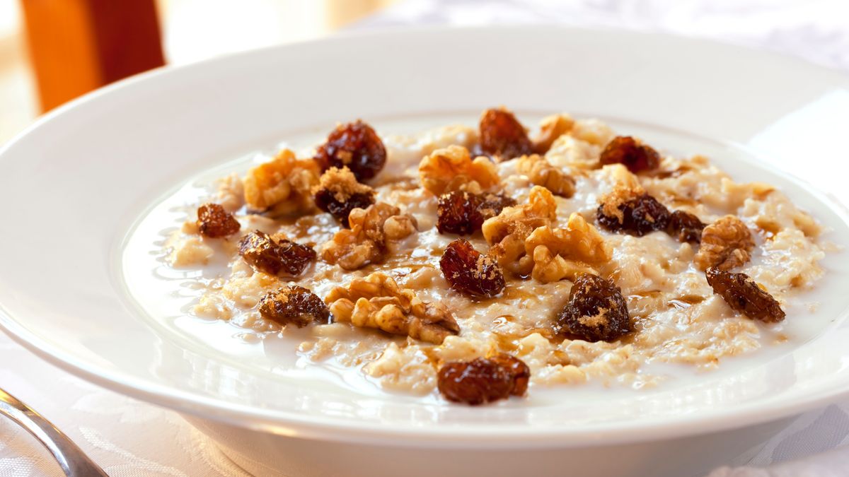 Również suszone owoce do owsianki należy dodawać ostrożnie