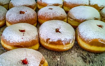 Pączek to nie tylko kalorie. Naukowcy ostrzegają przed popularnymi przelicznikami