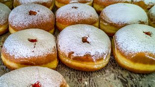 Pączek to nie tylko kalorie. Naukowcy ostrzegają przed popularnymi przelicznikami