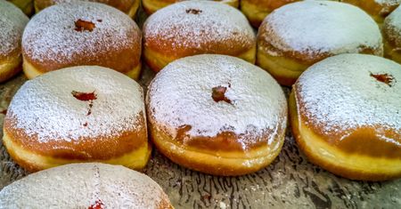 Pączek to nie tylko kalorie. Naukowcy ostrzegają przed popularnymi przelicznikami