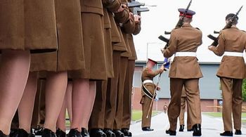 Dramat 17-latek w wojskowej szkole. Były gwałcone i nękane. "Czułam się jak kawałek mięsa"