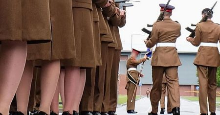Dramat 17-latek w wojskowej szkole na Wyspach. "Czułam się jak kawałek mięsa"